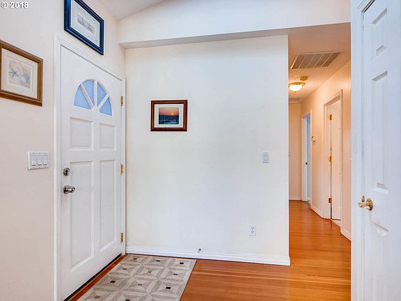 3rd image of 520 SE 20th Ave