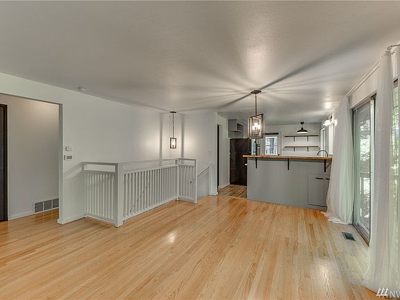 5th image of 16168 SE 42nd St