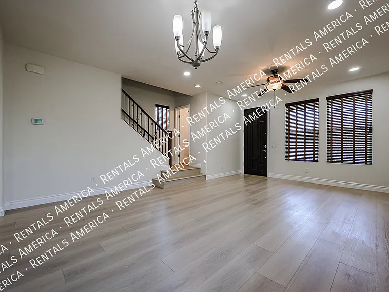 1081 N Mason Dr — Photo 3