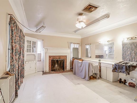 5th image of 1618 Baker St