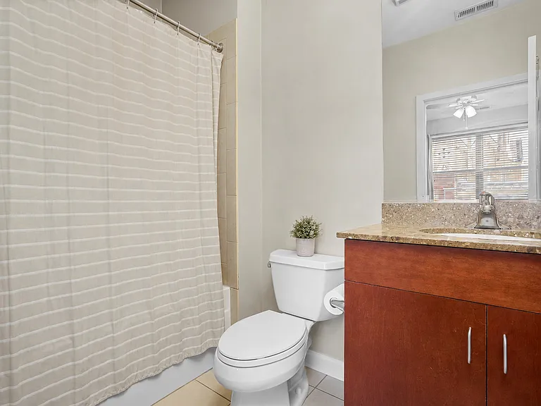 1112 W Washburne Ave #301 — Photo 12