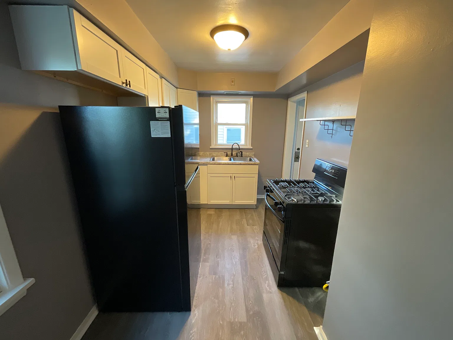 3 bed, 1062 sqft, $1,900 — Photo 4