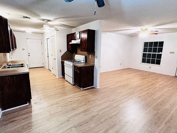 3rd image of 10 Carpenters Place Dr