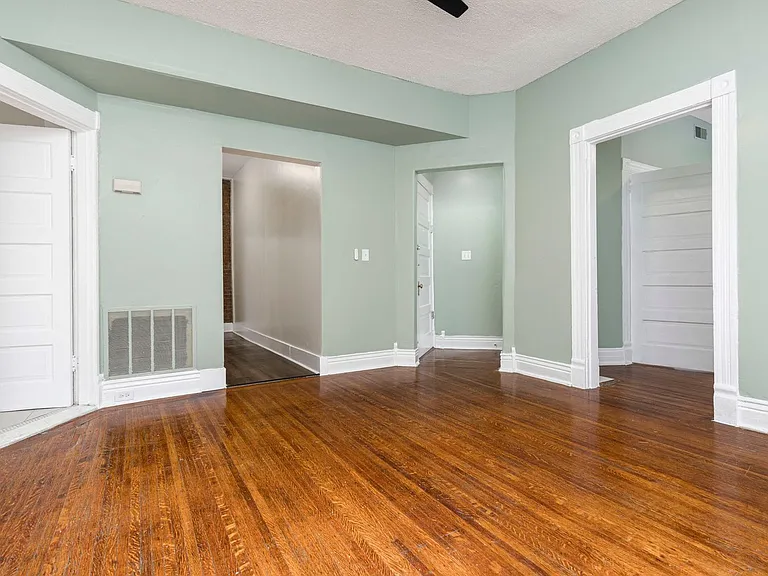 315 W Lee St — Photo 7