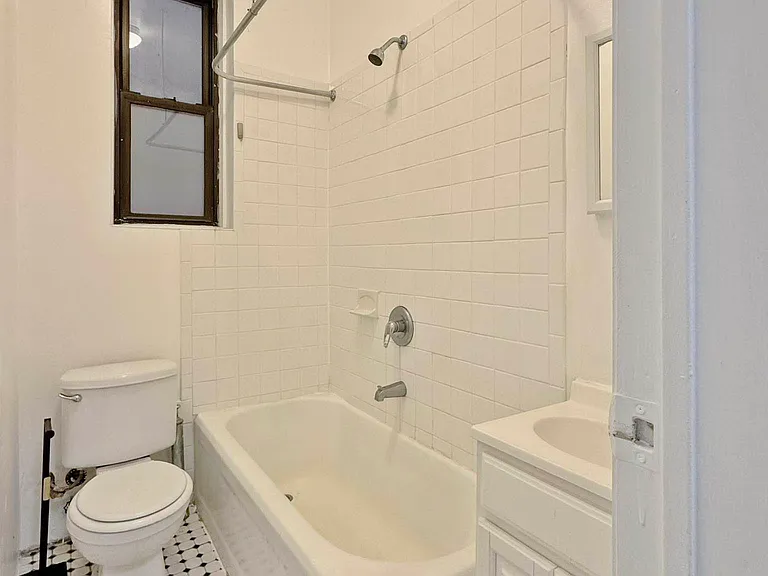 338 E 15th St #3 — Photo 5