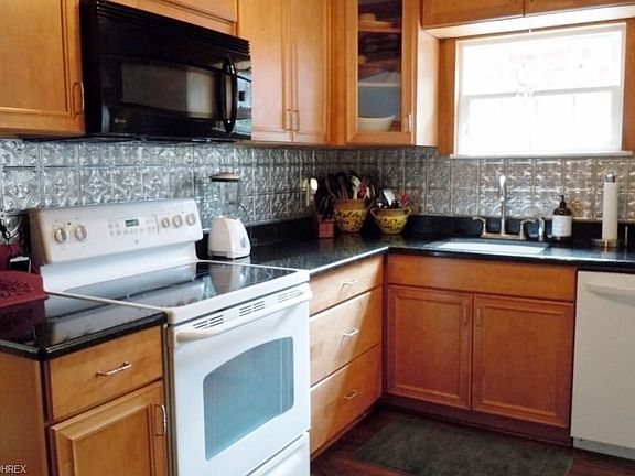 3rd image of 21630 Edgecliff Dr