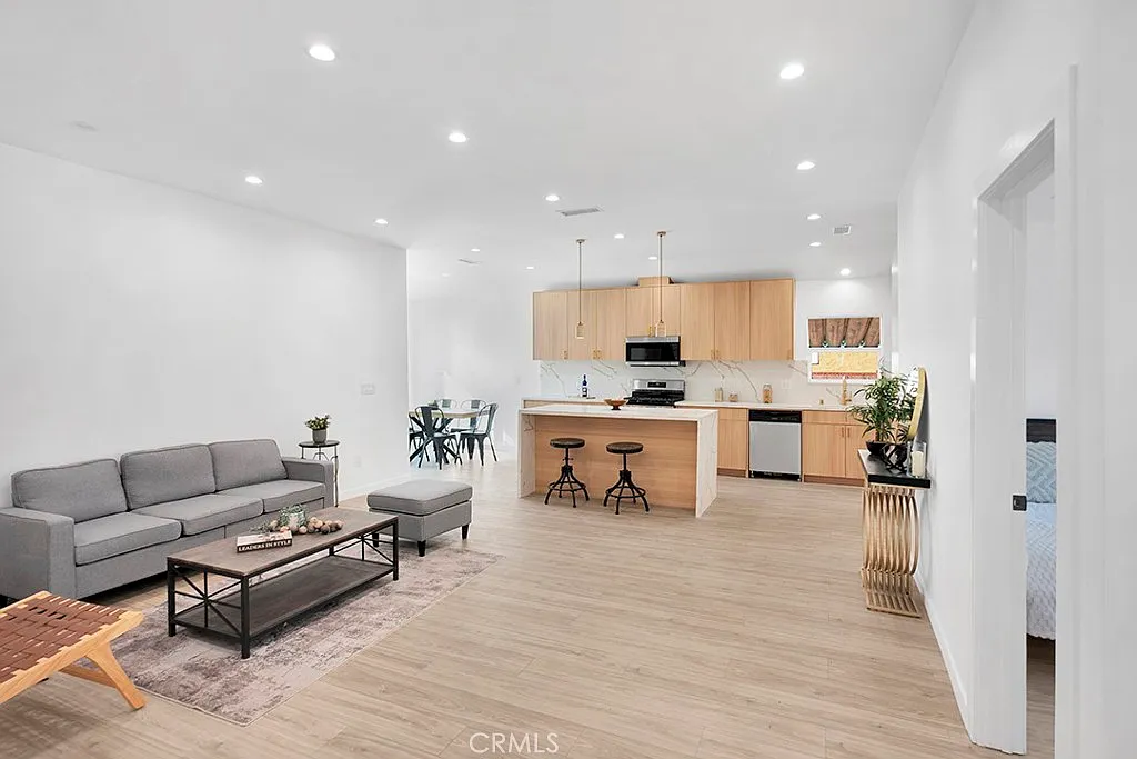 5 bed, 1700 sqft, $4,895 — Photo 2