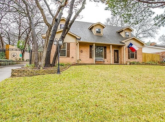 2nd image of 2704 Oak Cliff Ln