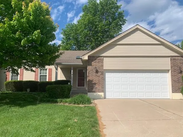 689 NE Clubhouse Dr, Lees Summit, MO 64086