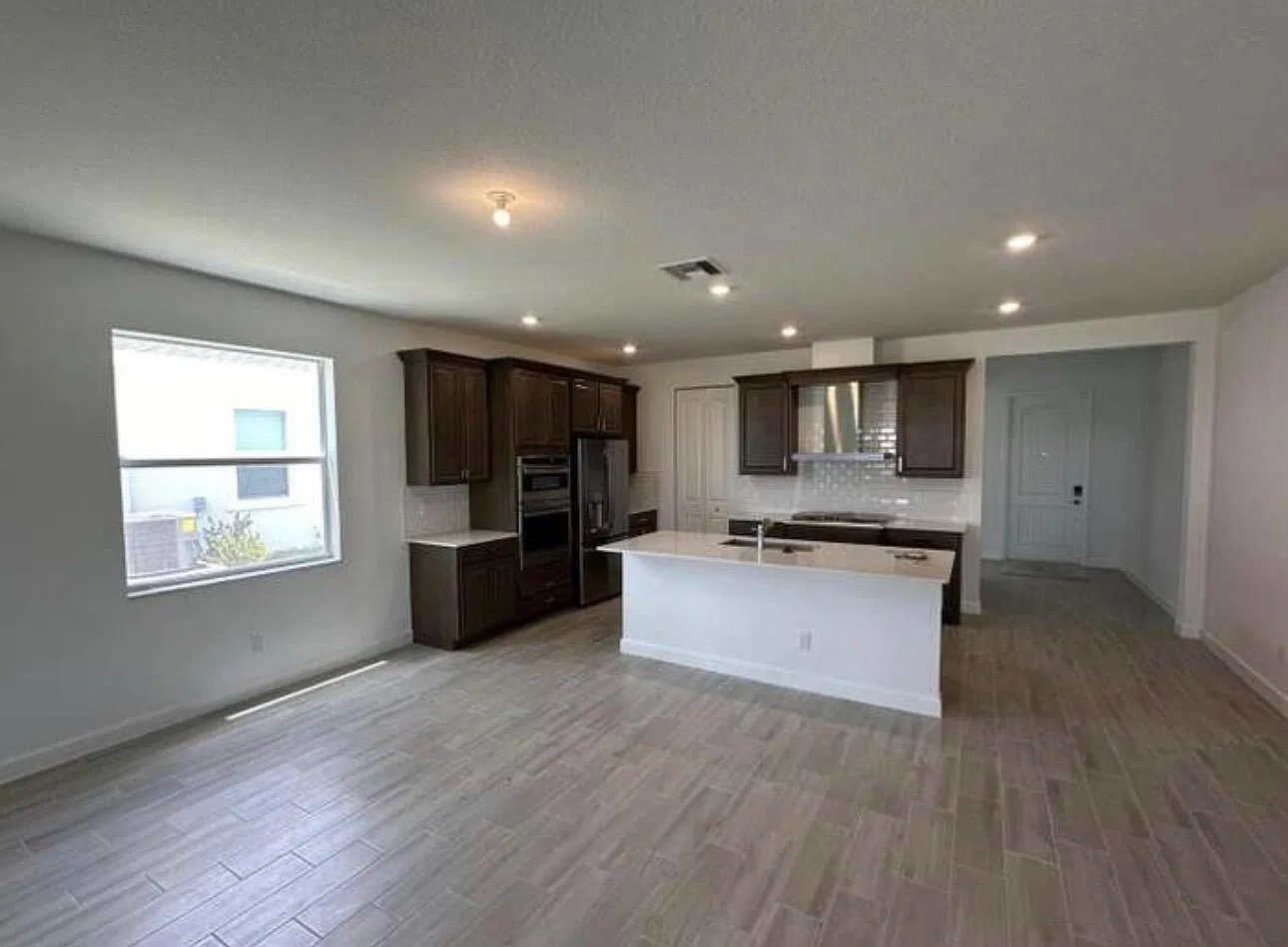 5 bed, 3.5 bath, 3324 sqft, $5,000 — Photo 2