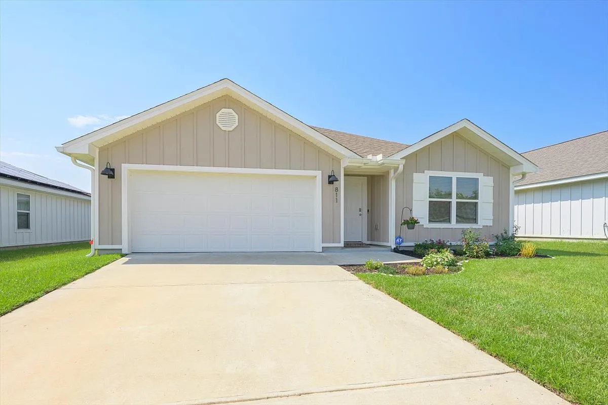 4 bed, 1787 sqft, $2,350 — Photo 2