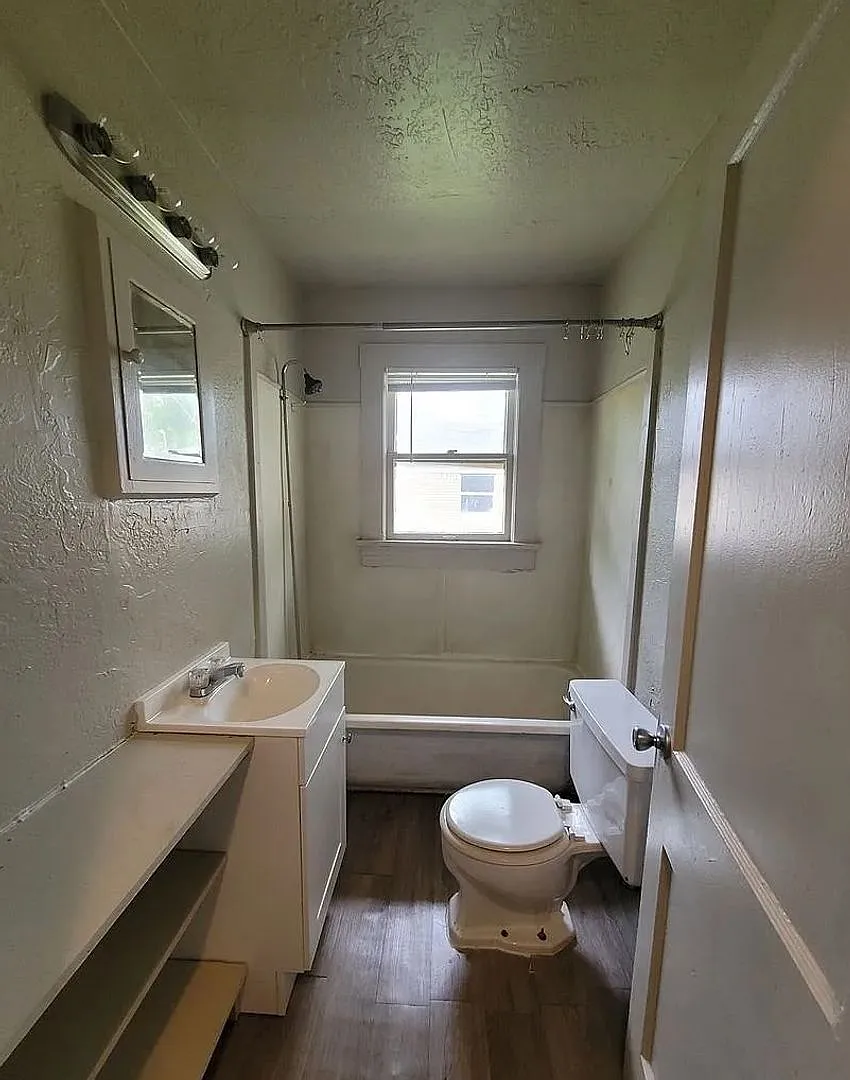 DH 3702 S Polk Street — Photo 4