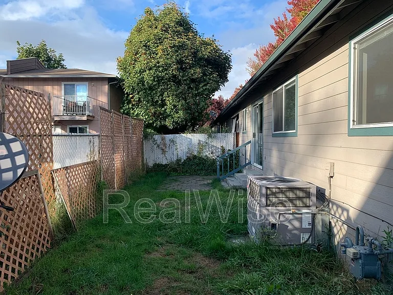 249 SW Rogue River Ave #D — Photo 14