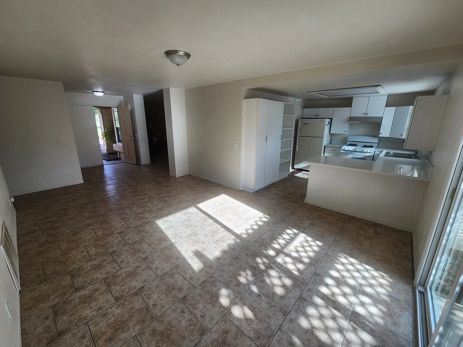 4 bed, 1732 sqft, $2,290 — Photo 4