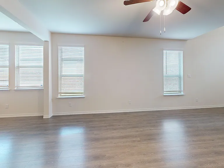 612 Liliana Ln — Photo 3