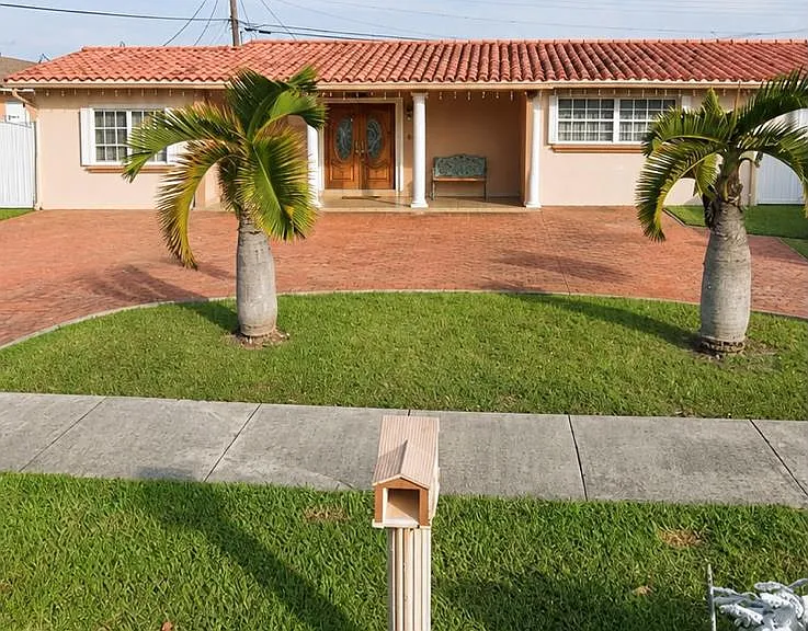 10955 SW 177th Ter — Photo 1