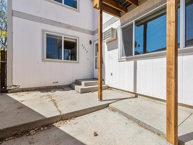 2252 Avenue C — Photo 2