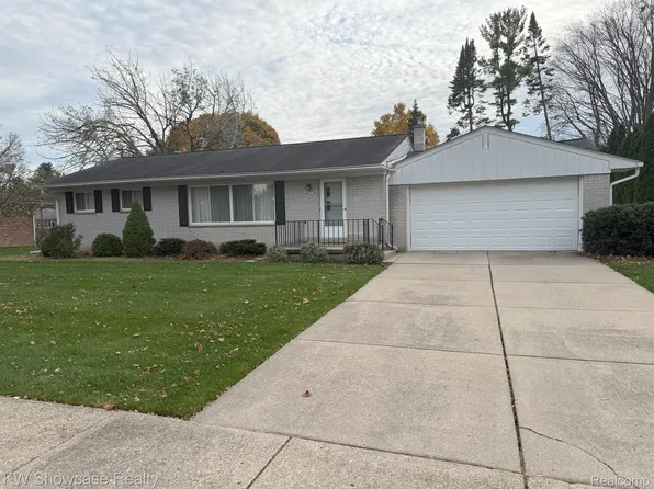 3623 Silver Sands Dr, Waterford, MI 48329