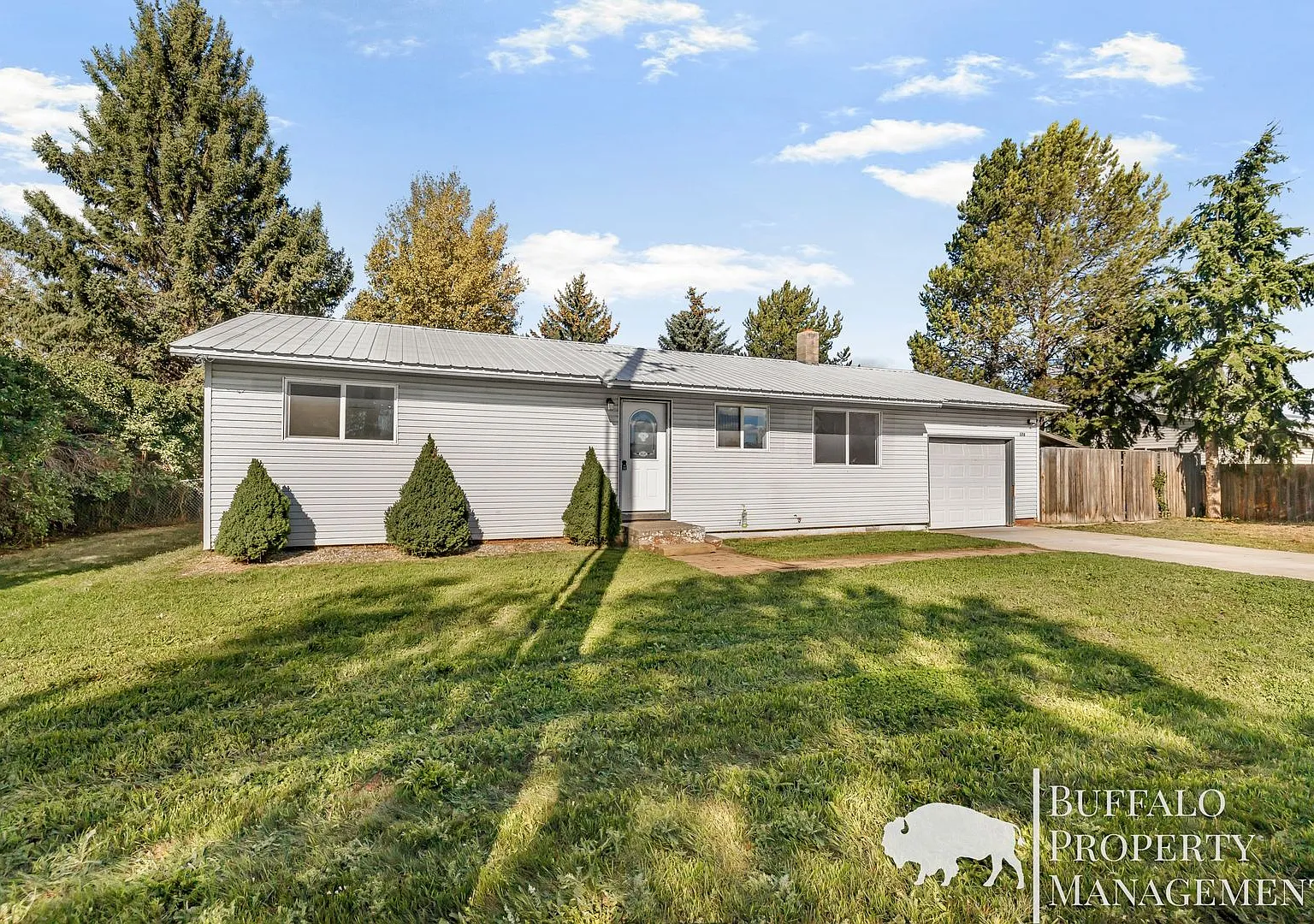 Charming Newly Remodel 3bd 1ba home with large fenced back yard!! — Photo 4