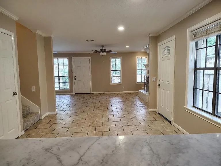 2823 Whitman Dr — Photo 6