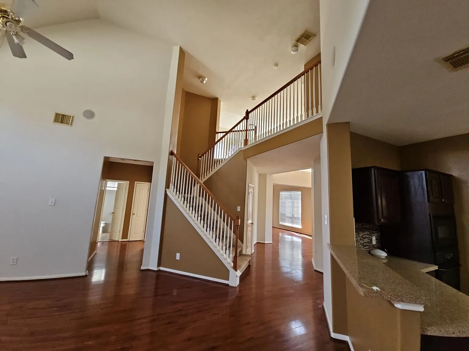 5 bed, 3.0 bath, 3427 sqft, $3,100 — Photo 4