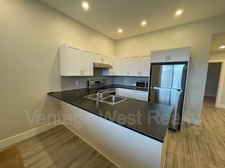 1414B Black Mountain Cres — Photo 7