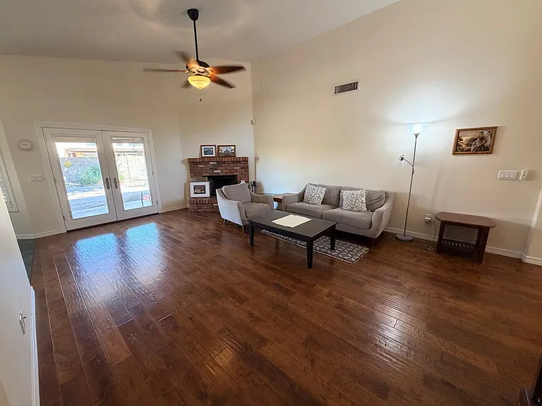 2560 S Vineyard — Photo 11