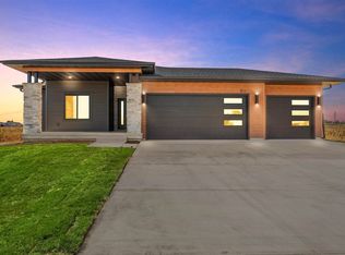 811 Indigo Dr, Palo, IA 52324