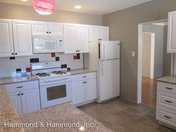 3rd image of 13935 Gilmore St