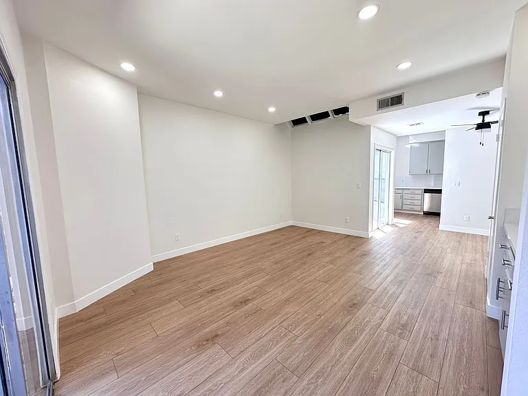 9939 Topanga Canyon Blvd — Photo 45