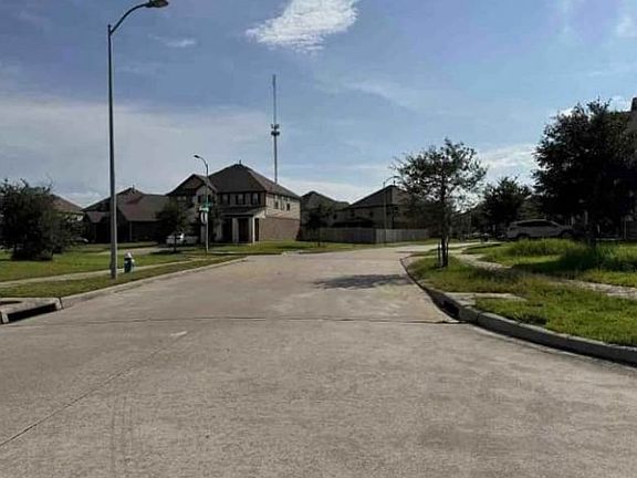 Exterior Neighborhood (street photo)