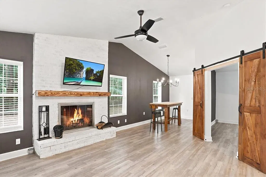 3 bed, 2.0 bath, 1480 sqft, $2,350 — Photo 2