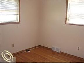 4th image of 32425 Alvin St