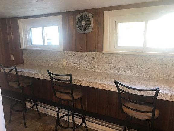 Eat-in bar in kitchen