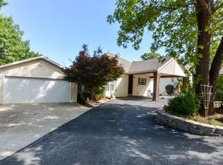 408 Hillcrest Dr, Ridgedale, MO 65739