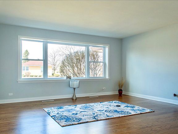 3rd image of 1341 Balmoral Ave APT 1S