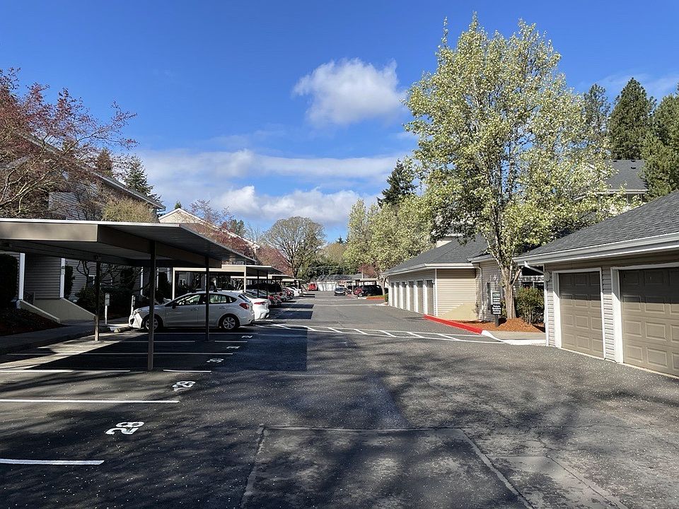 Cascade Woods Apartments Oregon parking lot