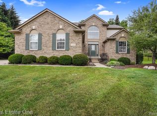 720 Elmwood Ct, Rochester Hills, MI 48307