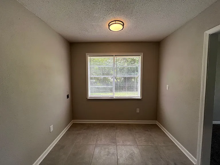571 Loraine Rd — Photo 8