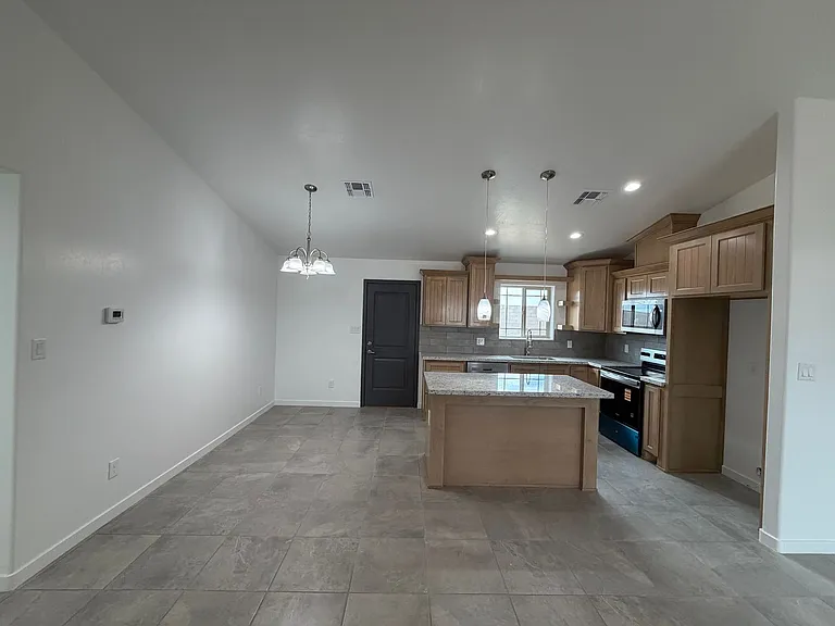 10643 E 46th Ln — Photo 5