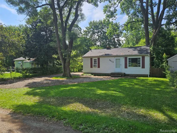 3272 Sayre Ct, Burton, MI 48519