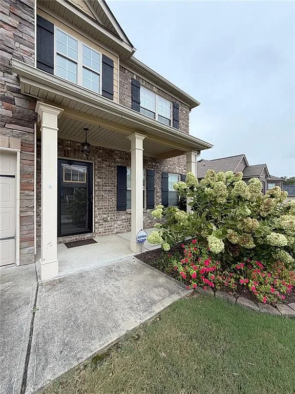 4 bed, 3.0 bath, 2586 sqft, $2,500 — Photo 2