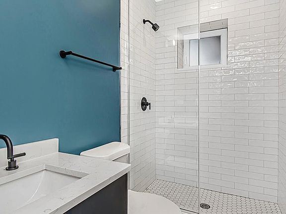 3rd image of 936 W Cornelia Ave #1