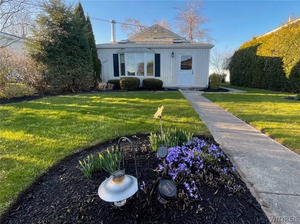 9121 Lakeshore Dr, Barker, NY 14012