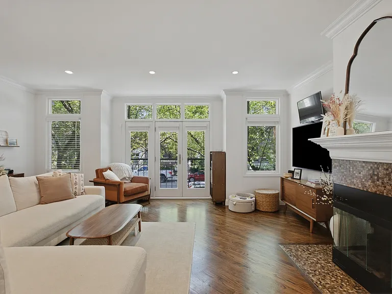 2718 N Southport Ave #A — Photo 2