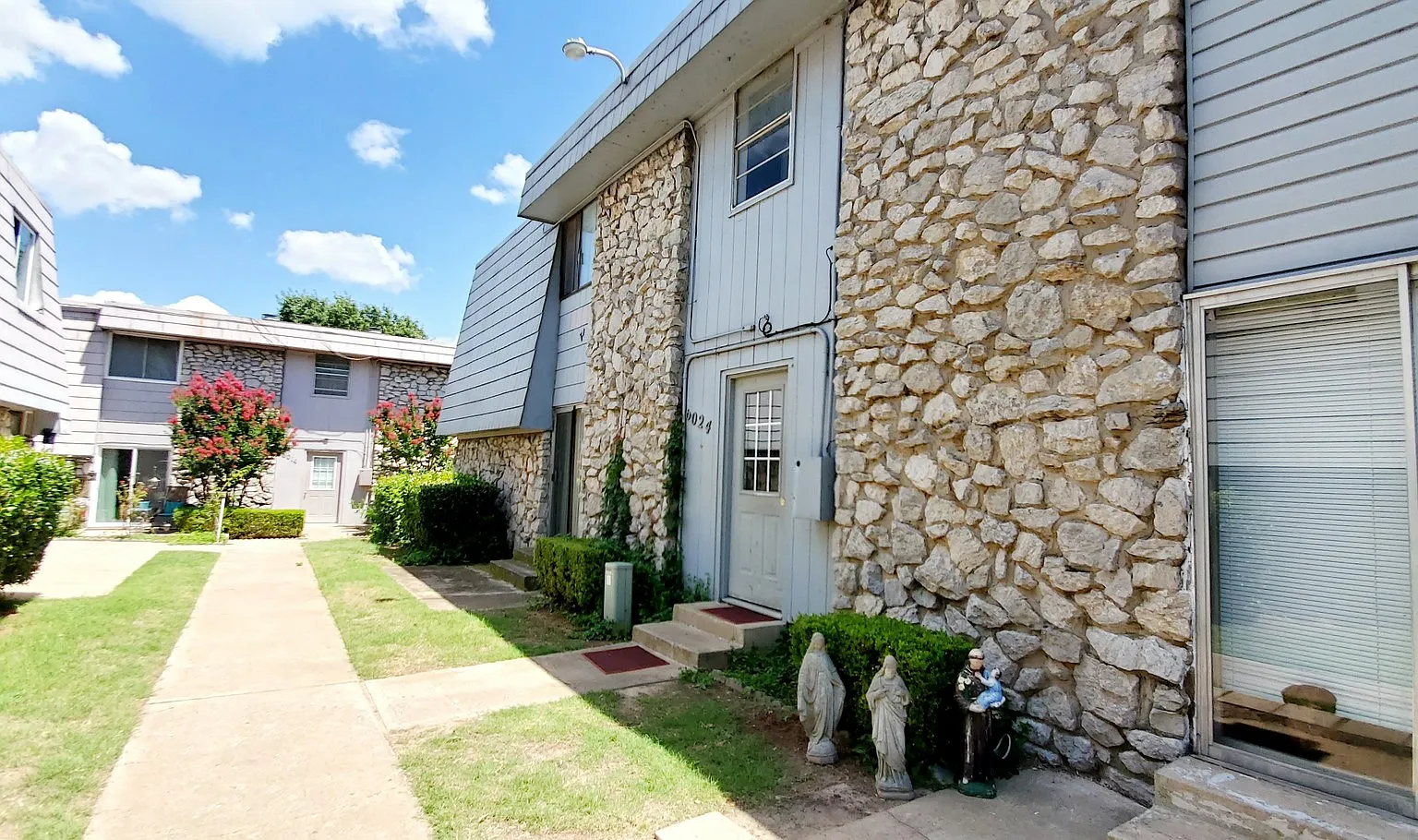 1 Bedroom 1 Bath Condo *Nw Expressway Section 8 Approved Property Spring Special — Photo 1