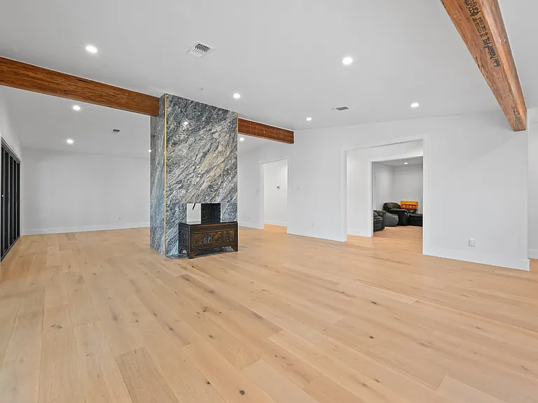 4805 Greystone Dr — Photo 2
