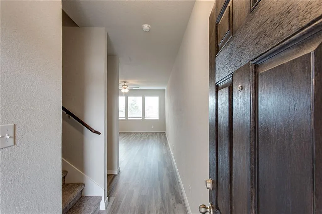 3 bed, 2.5 bath, 1718 sqft, $1,995 — Photo 3