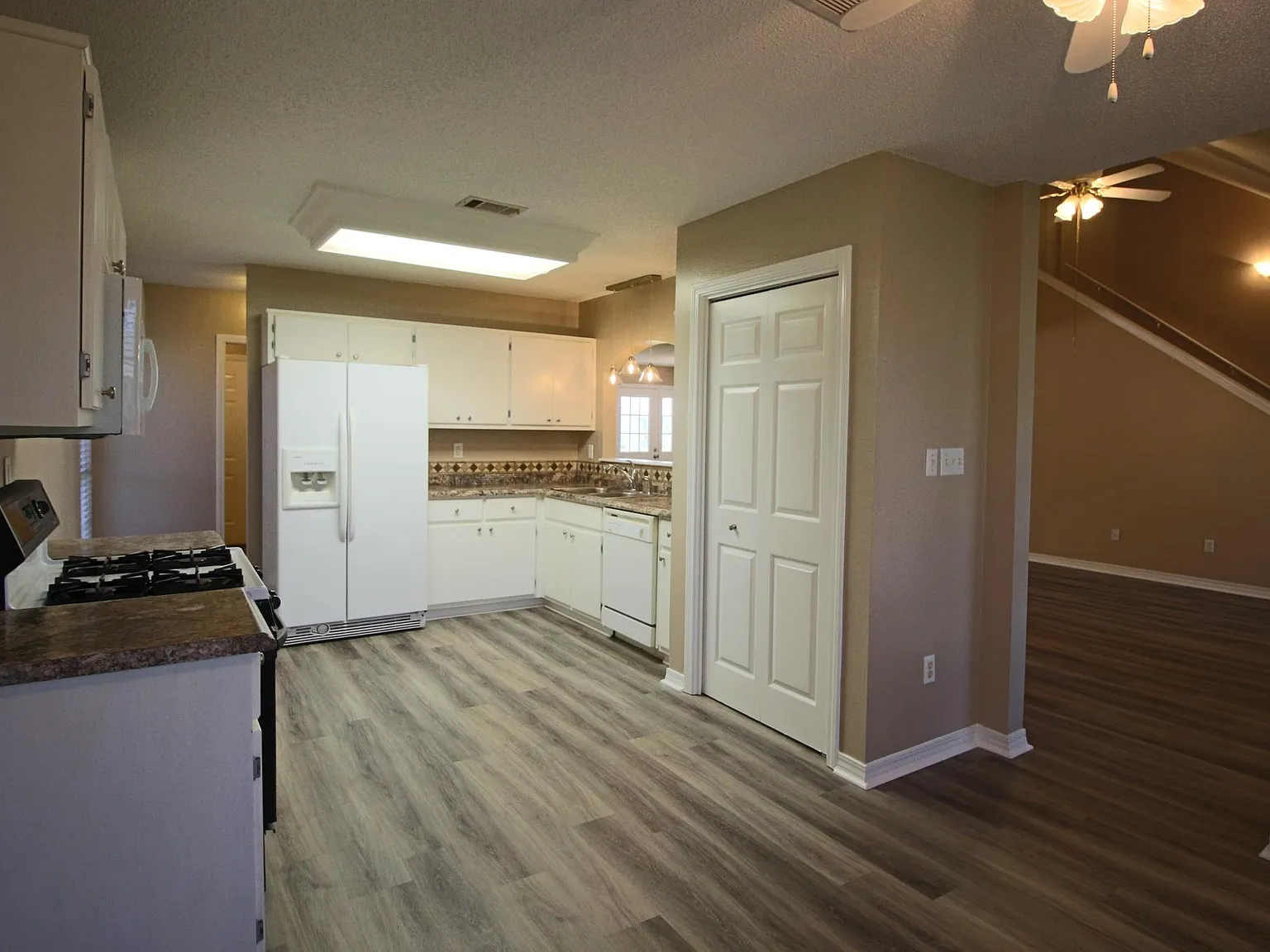 414 Whirlaway Ct — Photo 4