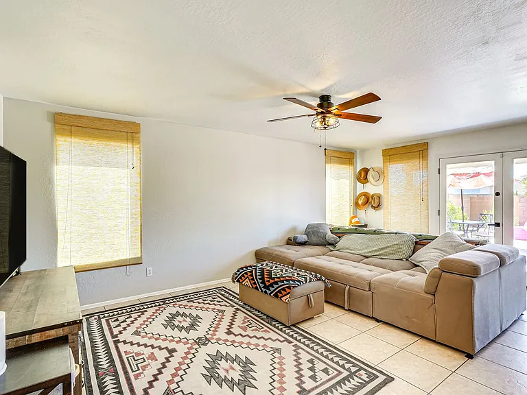 915 E Montoya Ln — Photo 5